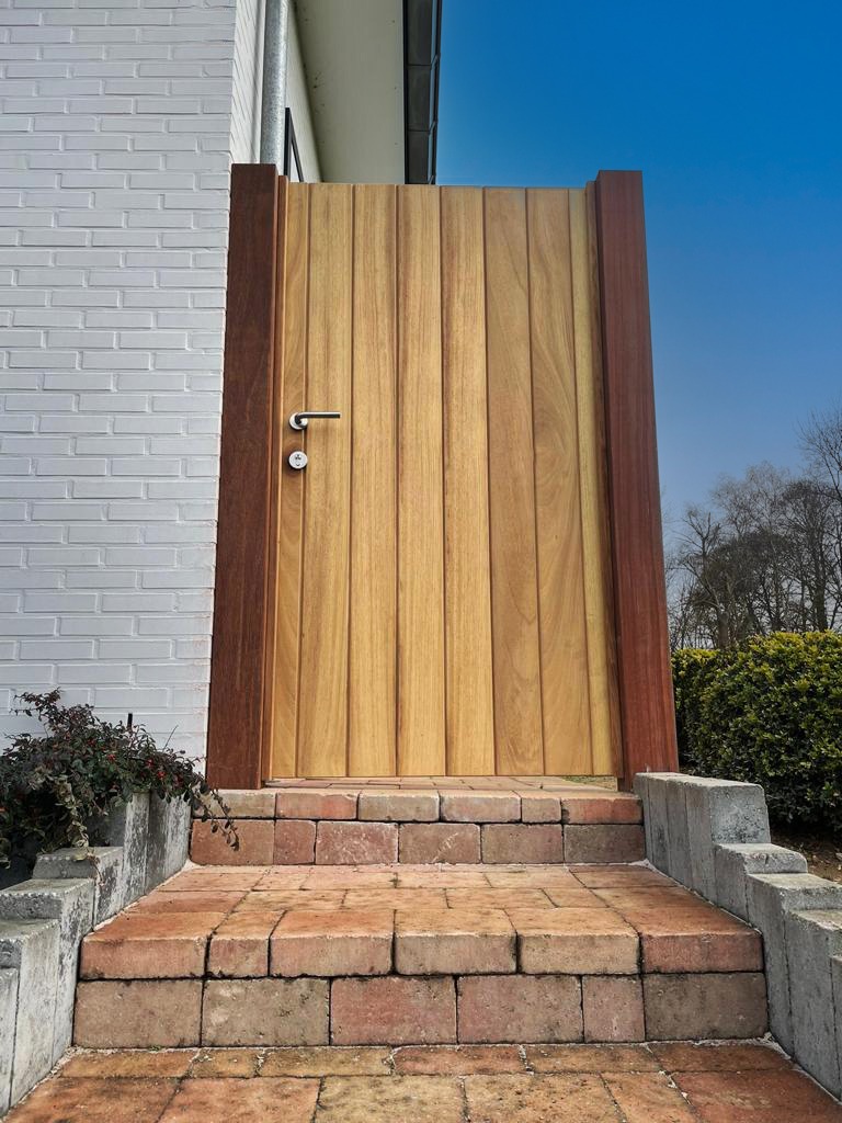 Schrijnwerkerij Limburg houten deur naar achtertuin