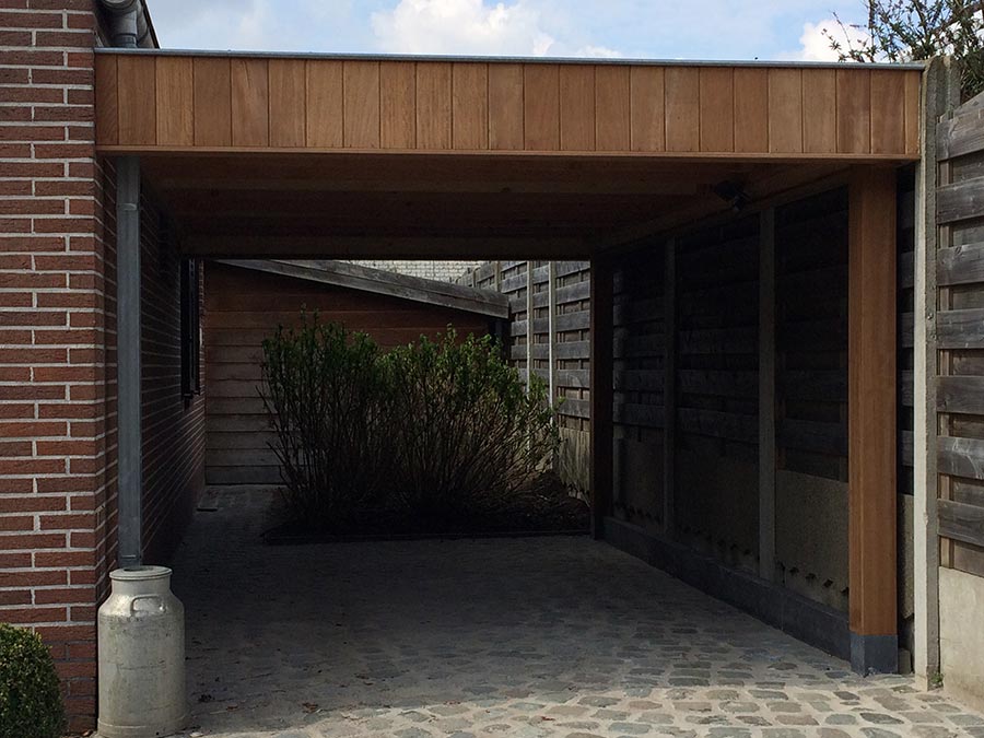 afgewerkte-houten-carport-tegen-huis